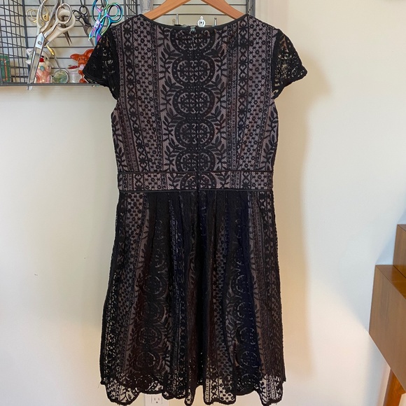 Lace sheath dress - Picture 4 of 7